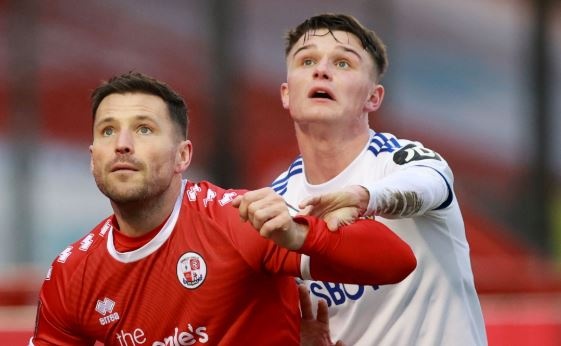 Dien vien truyen hinh duoc vao san trong tran dau voi Leeds hinh anh