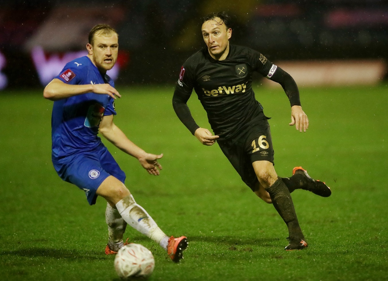 Tran dau cua West Ham bi gian doan boi ly do hy huu anh 5