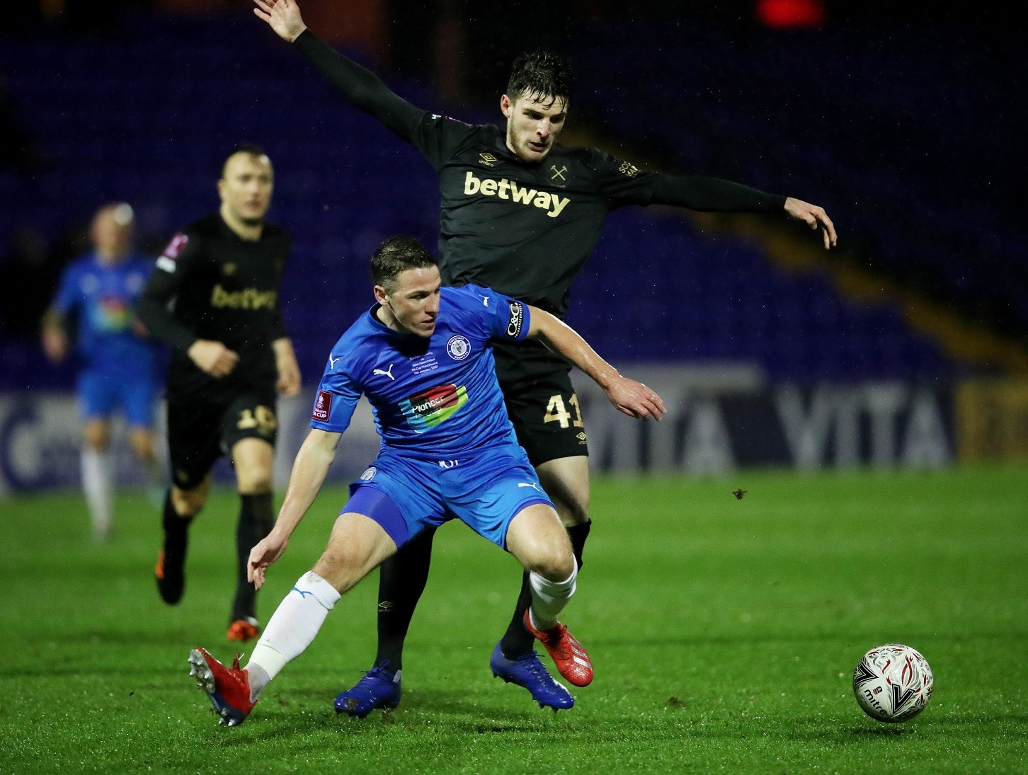 Tran dau cua West Ham bi gian doan boi ly do hy huu anh 4