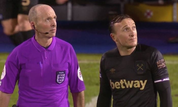 Tran dau cua West Ham bi gian doan boi ly do hy huu hinh anh