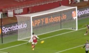 Aubameyang bo lo co hoi tu cu ly 3 m hinh anh