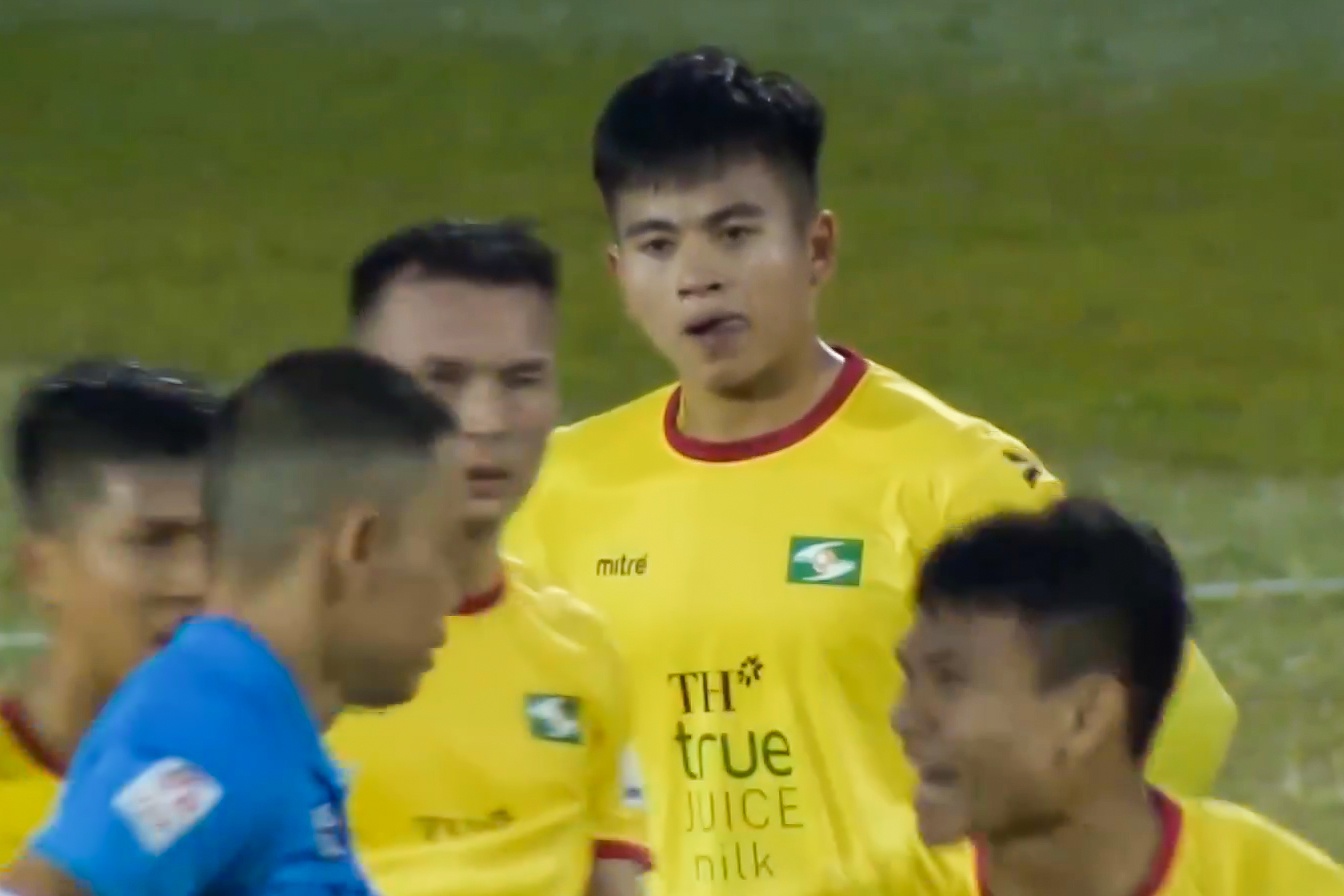 Trung ve U22 Viet Nam bi duoi vi pham loi voi Van Toan hinh anh