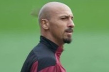 Ibra gay chu y voi kieu dau troc hinh anh