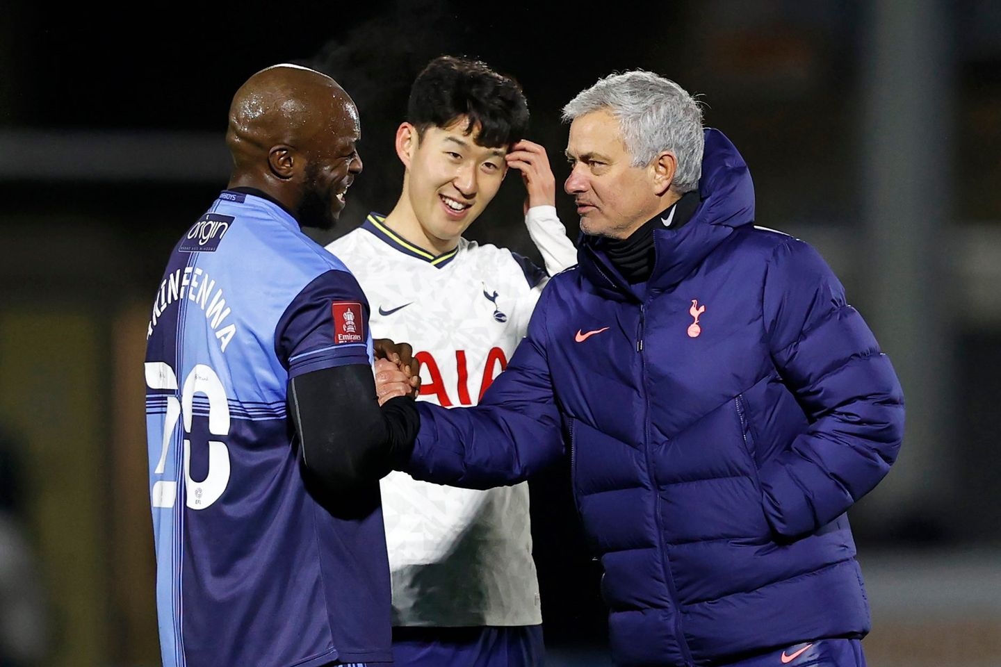 Akinfenwa than thien voi Son anh 2