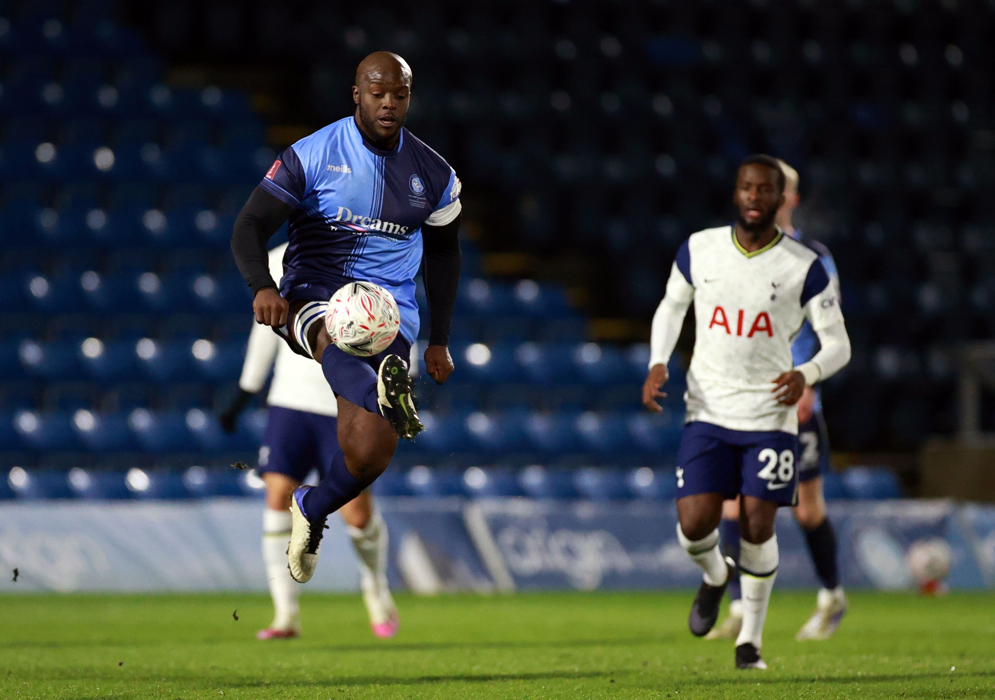 Akinfenwa than thien voi Son anh 3