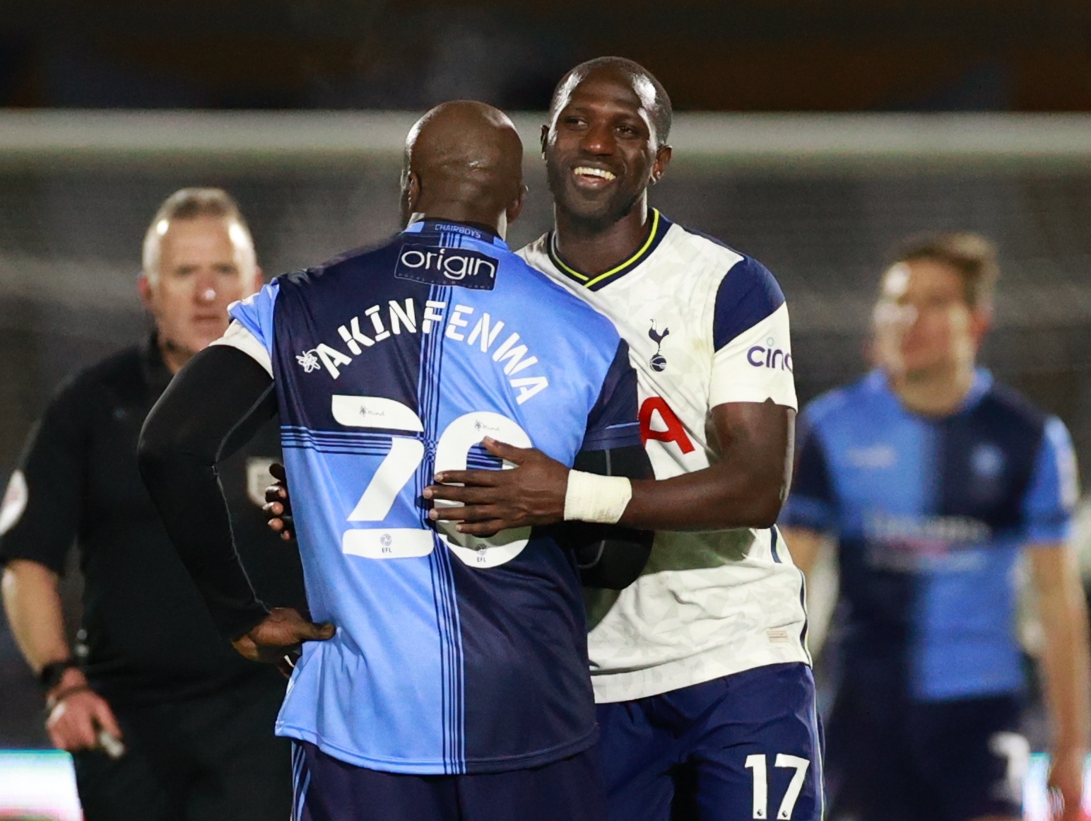 Akinfenwa than thien voi Son anh 4