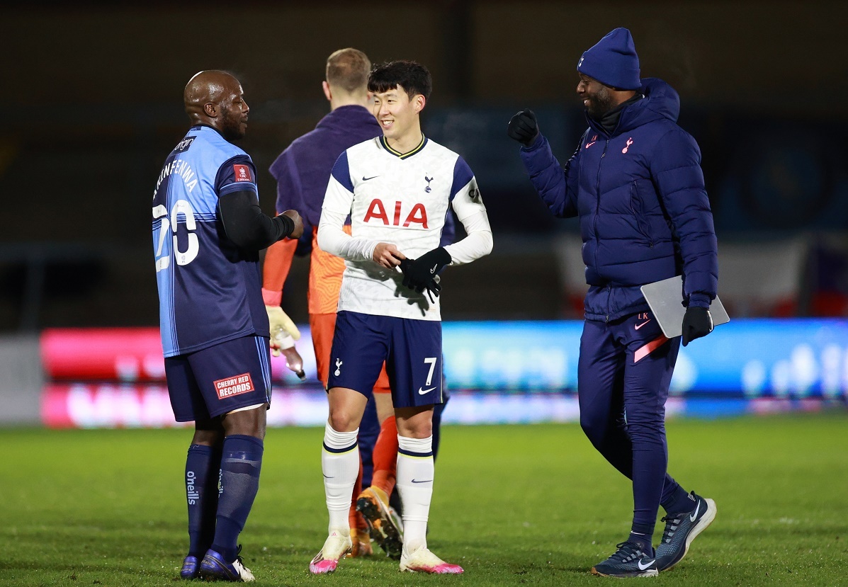 Akinfenwa than thien voi Son anh 1