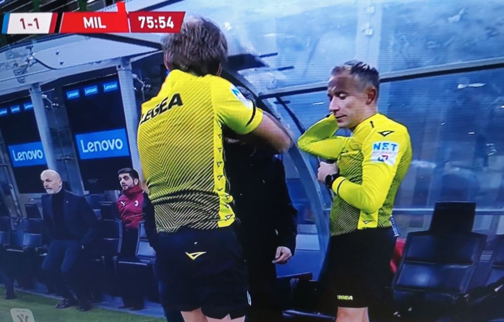 Su co hy huu khien derby Milan bu gio 10 phut anh 1