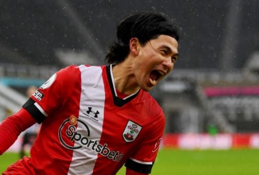 Minamino ghi ban trong tran ra mat CLB moi hinh anh