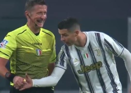 Ronaldo muon kiem tra dong ho goal-line cua trong tai hinh anh