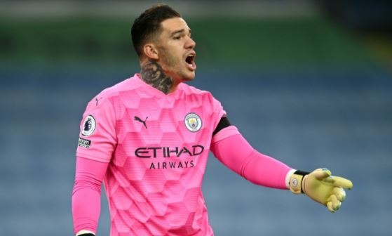Ederson boi roi khi khong duoc da penalty hinh anh