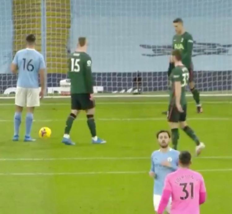 Ederson khong duoc da phat den anh 1