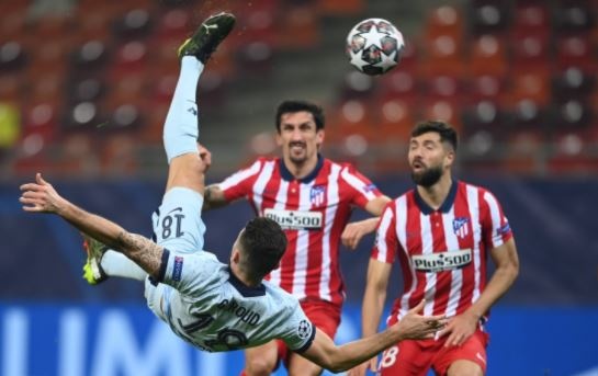 Giroud tung nguoi moc bong ha Atletico Madrid hinh anh