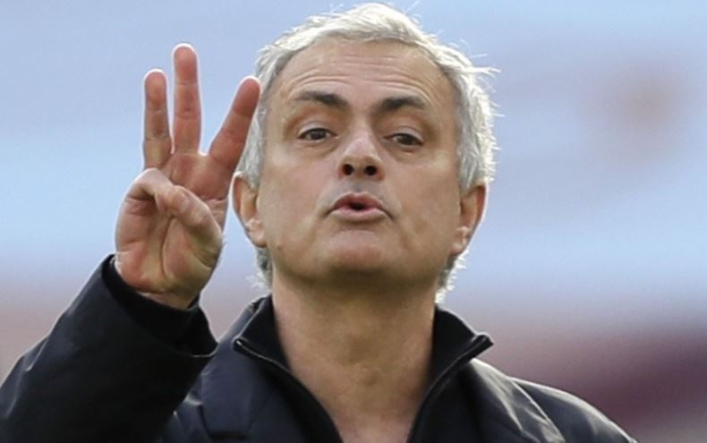 HLV Mourinho lai mia mai Tuchel hinh anh