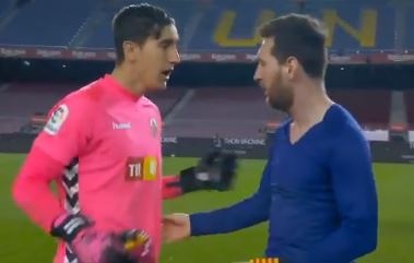 Thu mon luong cuong khi duoc Messi de nghi doi ao hinh anh