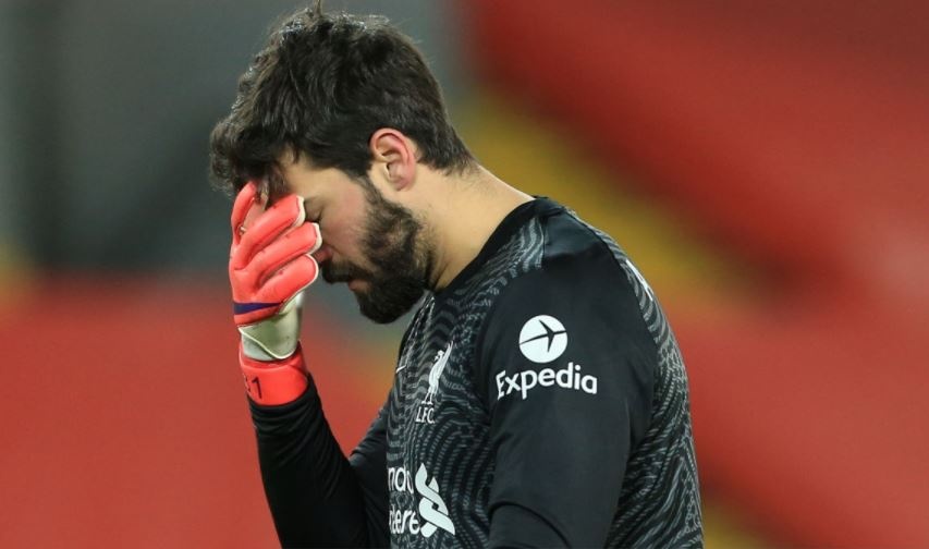 Alisson buon vi khong the ve chiu tang cha hinh anh