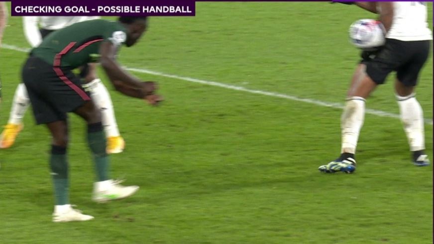 Lo hong cua luat bong cham tay anh 1