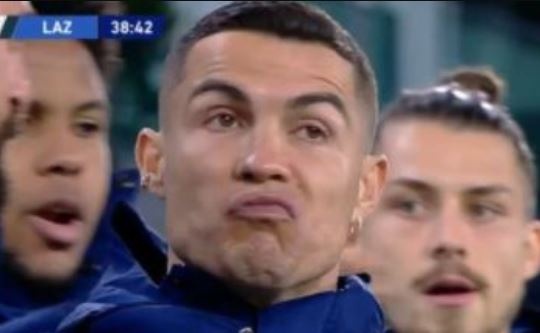 Phan ung cua Ronaldo khi dong doi lap cong hinh anh