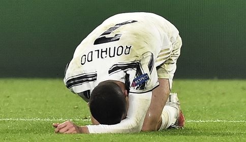 Ronaldo guc nga sau that bai o Champions League hinh anh