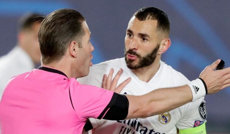 Trong tai thoi coi du tran Real - Atalanta chua het hiep mot hinh anh