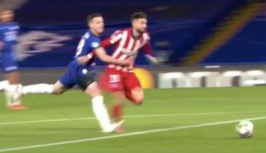 Chelsea huong loi nho quyet dinh cua trong tai hinh anh