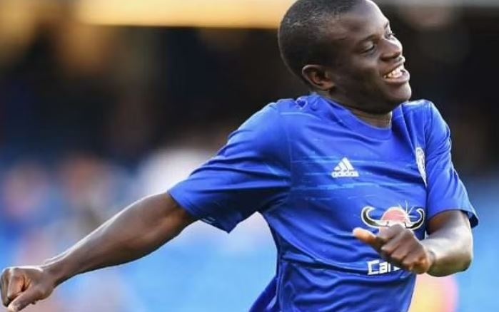 Kante chay nuoc rut doc san o phut 90+4 hinh anh