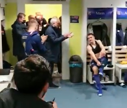 Mourinho vao phong thay do chuc mung doi thu anh 1