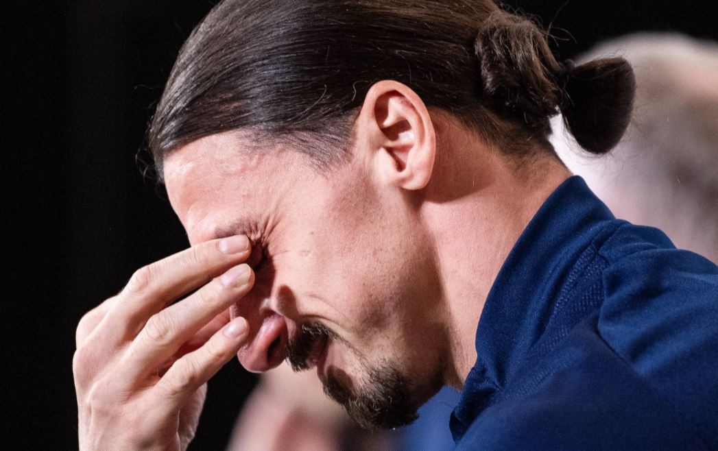 Ibrahimovic khoc trong buoi hop bao hinh anh