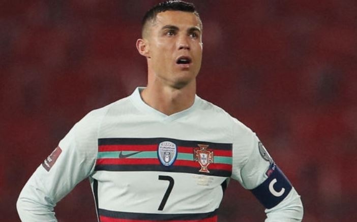 Ronaldo nem bang doi truong khi mat ban thang hinh anh