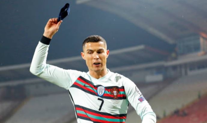 Ronaldo len tieng sau hanh dong nem bang doi truong hinh anh