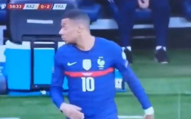 Mbappe bi Martial tu choi bat tay anh 1