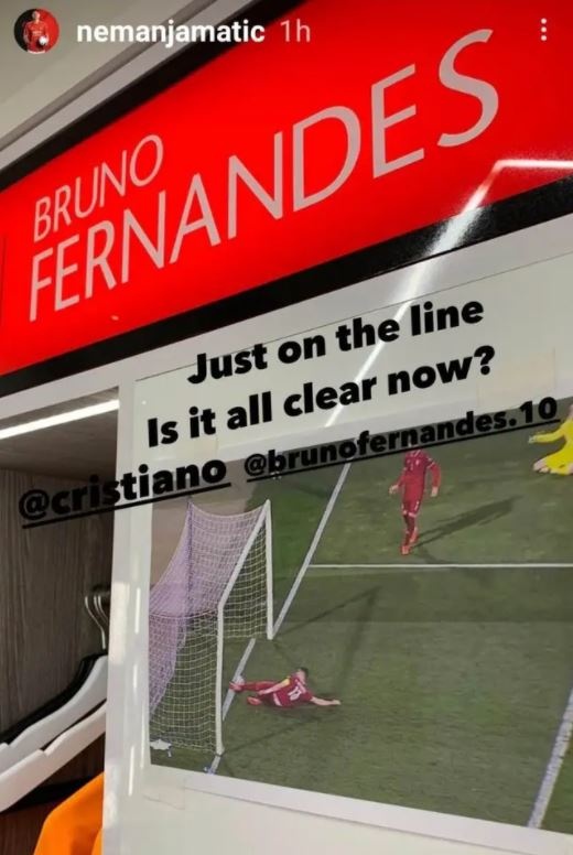 Anh ban thang bi tuoc cua Ronaldo treo trong phong thay do MU anh 1