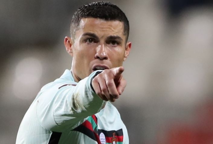 Ronaldo tao thong ke an tuong o doi tuyen hinh anh