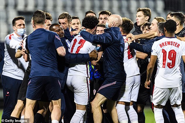 Sao tre Anh lao den danh doi thu sau khi bi loai anh 3