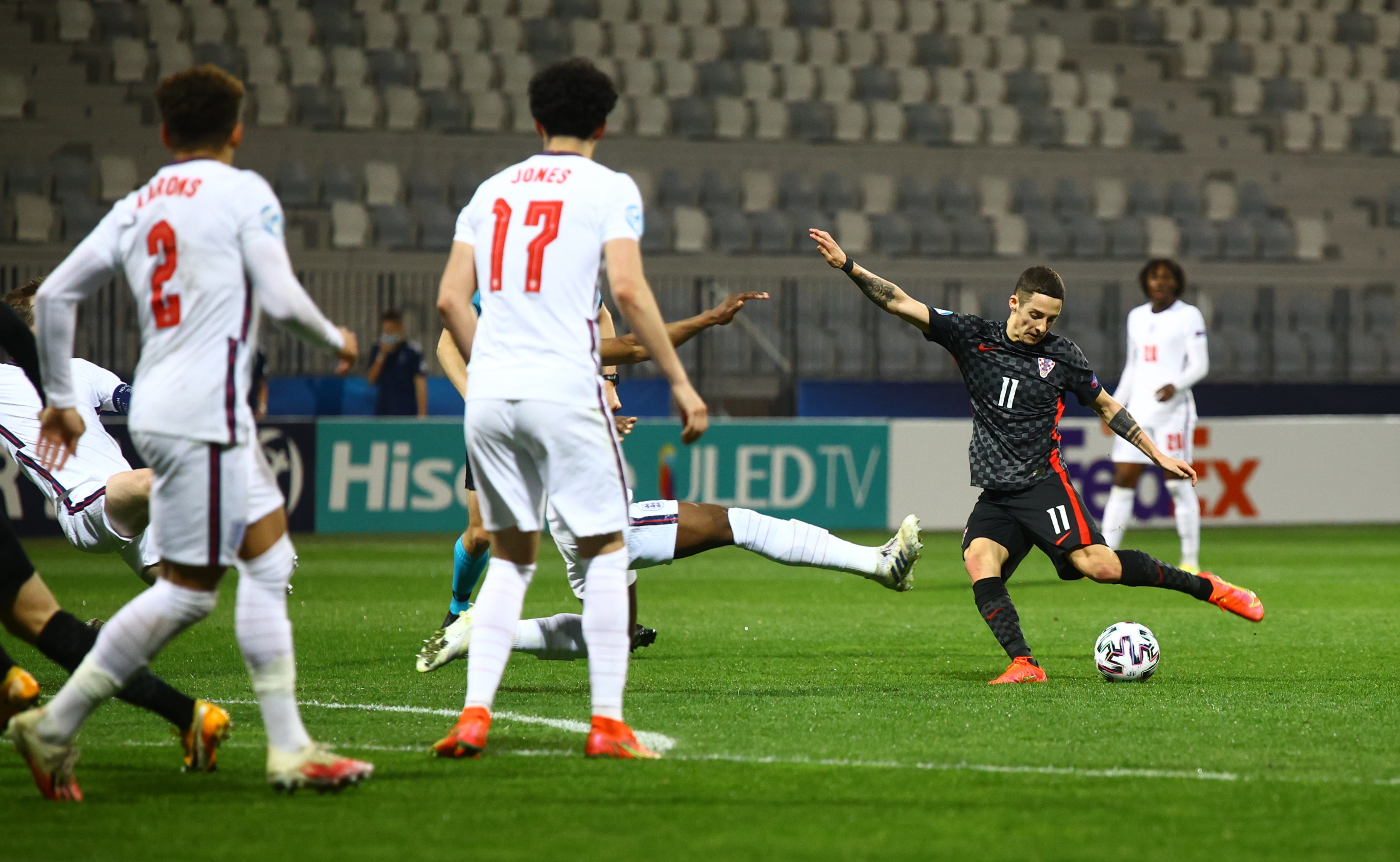 Sao tre Anh lao den danh doi thu sau khi bi loai anh 5