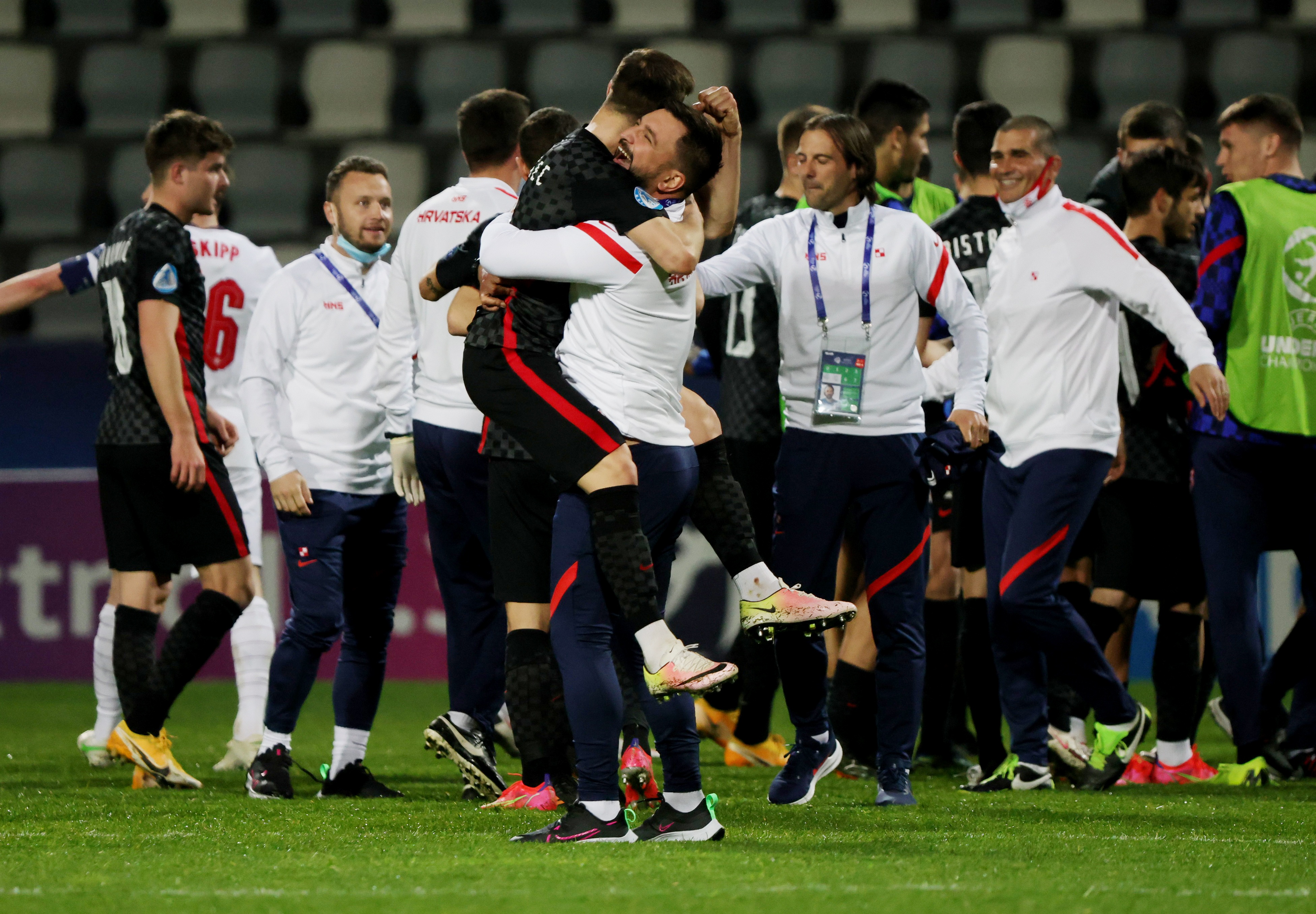 Sao tre Anh lao den danh doi thu sau khi bi loai anh 1