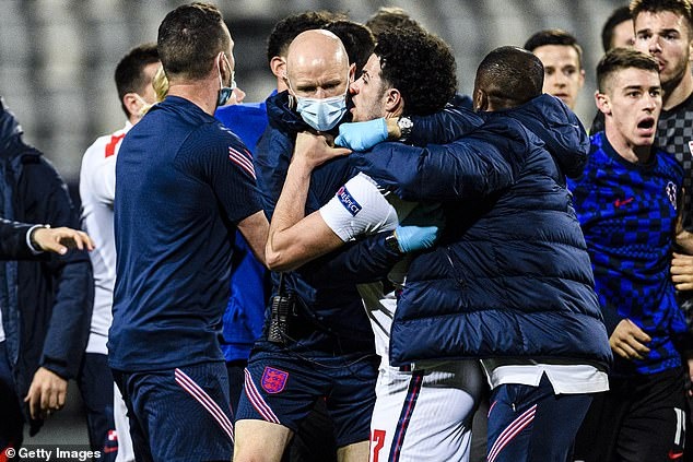 Sao tre Anh lao den danh doi thu sau khi bi loai anh 2