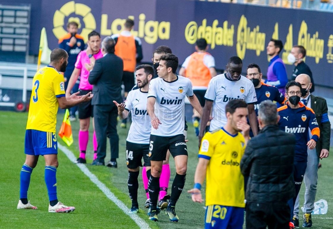 Cau thu Valencia dong loat bo thi dau anh 5