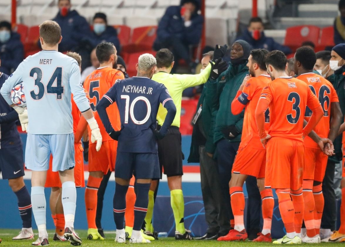 Cau thu Valencia dong loat bo thi dau anh 7