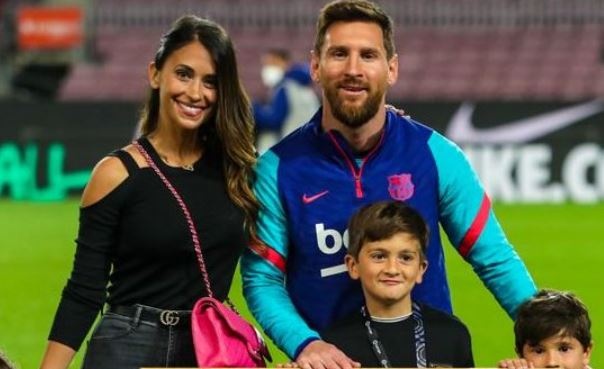 Messi hon vo trong ngay an mung ky luc hinh anh