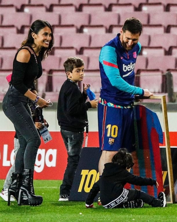 Messi hon vo trong ngay an mung ky luc anh 4