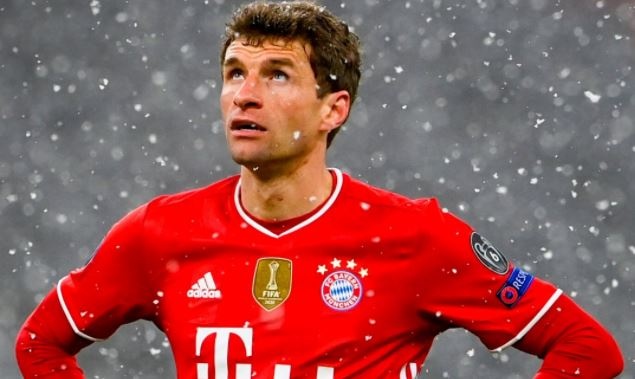 Muller ngo ngang khi bi trong tai yeu cau roi san hinh anh