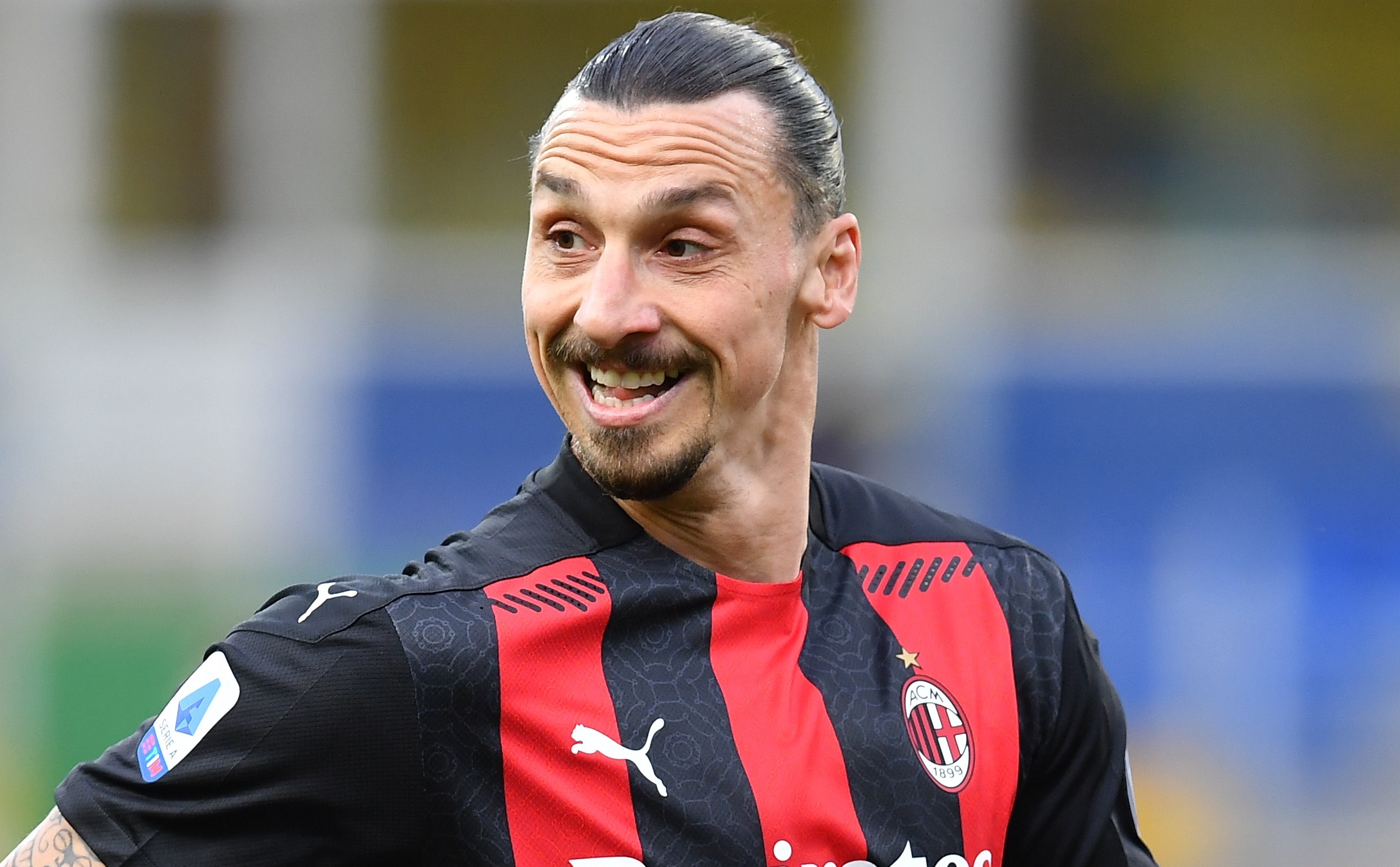 HLV ngo ngang khi Ibra nhan the do hinh anh