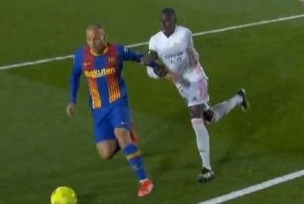 HLV Koeman noi nong voi phong vien anh 1