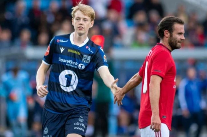 con trai Solskjaer dap tra Mourinho anh 1