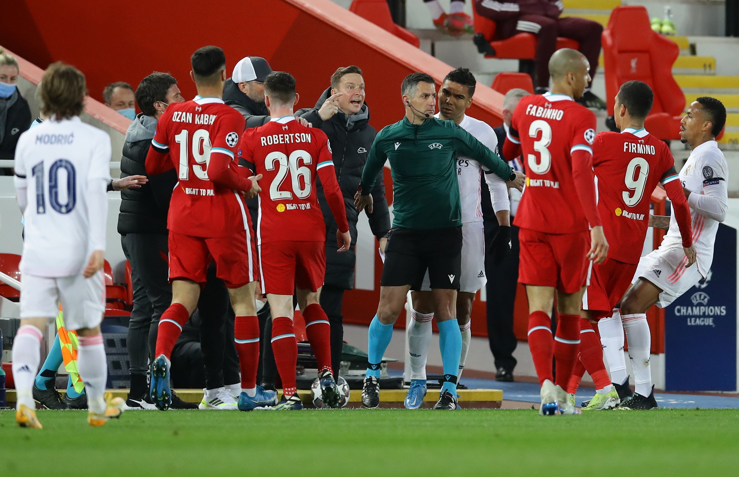 Zidane cuoi khi hoc tro xo xat voi doi thu anh 3