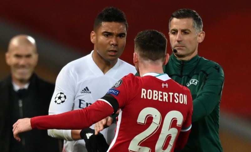 Zidane cuoi khi hoc tro xo xat voi doi thu hinh anh