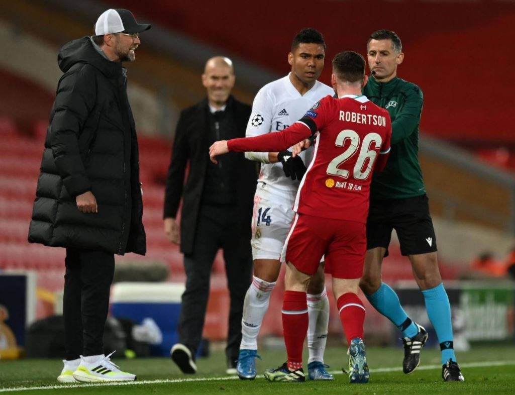 Zidane cuoi khi hoc tro xo xat voi doi thu anh 2