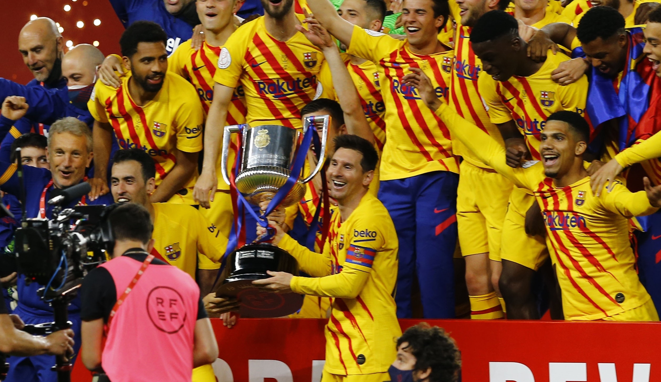 Messi sap gia han hop dong voi Barca anh 1