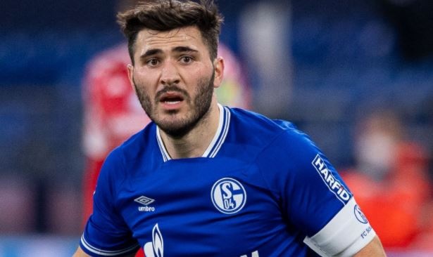 Cau thu Schalke bi CDV duoi danh sau khi xuong hang hinh anh